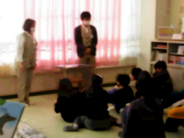 図書館による読み聞かせ