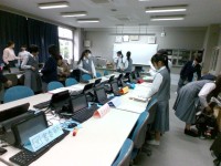 中央委員会の会場（パソコン室）