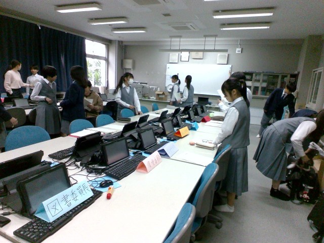 中央委員会の会場（パソコン室）