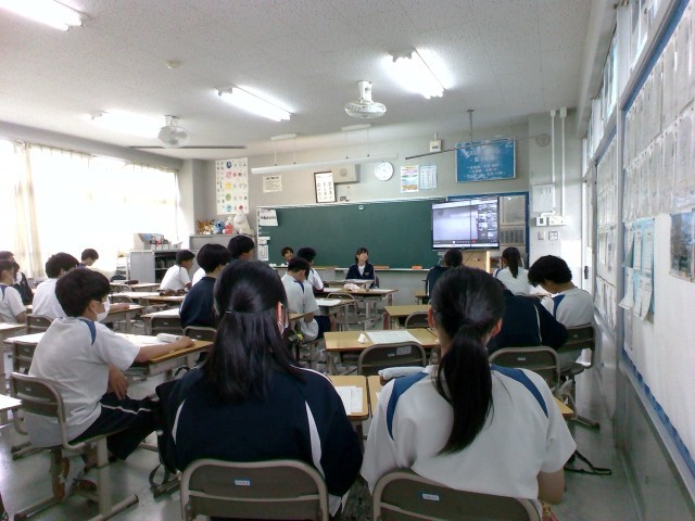教室で中継を見ている生徒たち
