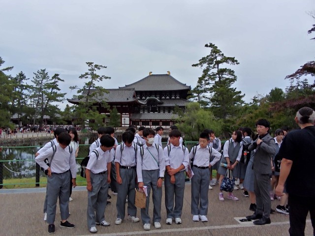 東大寺大仏殿前記念写真撮影