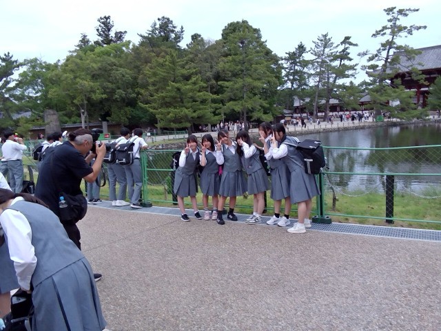 大仏殿バックに写真