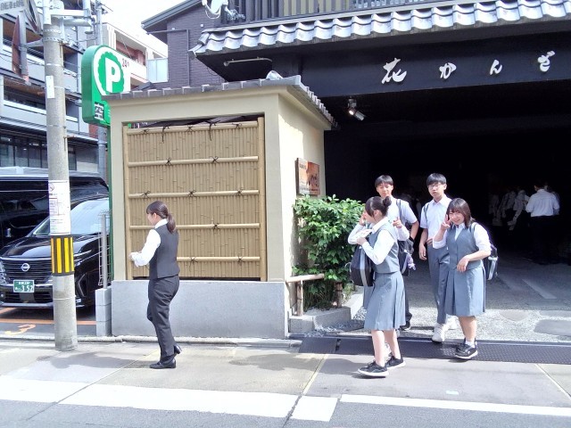 旅館から駐車場へ