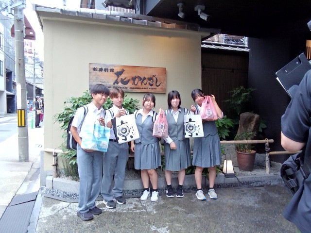 旅館の前で記念写真